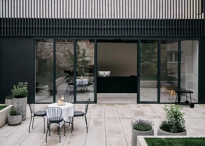 Elizabeth - Family For 6