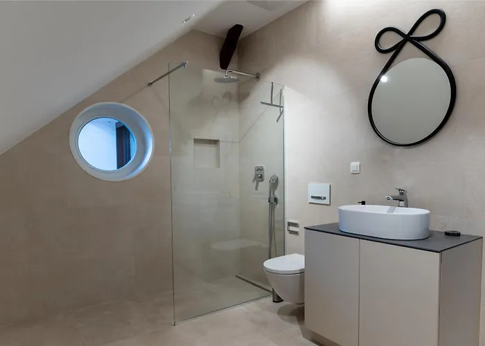 Elizabeth - Family For 6